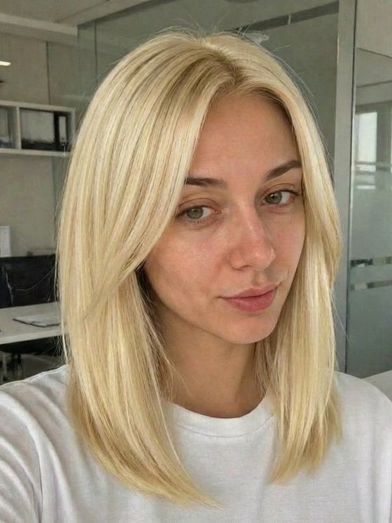 Она же со светлыми прямыми волосами