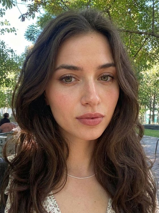 Она же с лёгким дневным макияжем