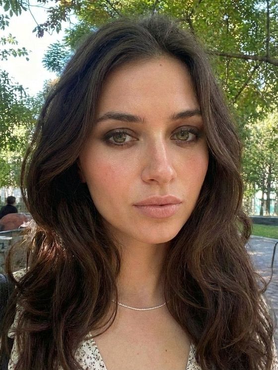 Она же с вечерним макияжем